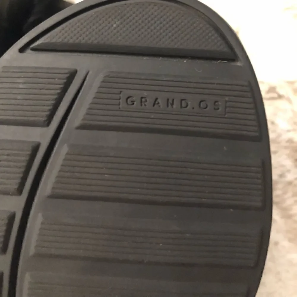 : : COLE HAAN OS GRAND Thong Sandals with Gold Tone Block Square Logo Detail : :